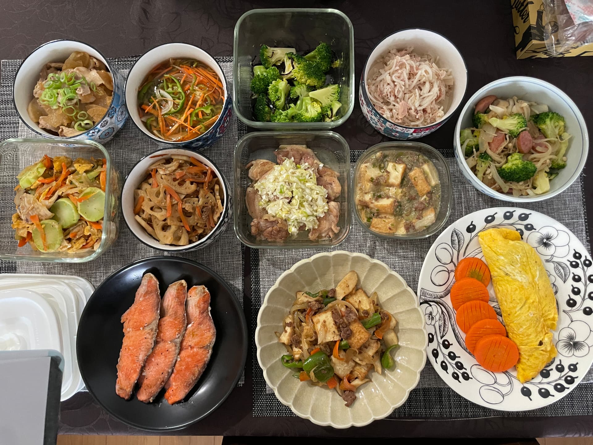 焼き鮭・肉豆腐・卵焼きなど品数豊富な作り置きおかず