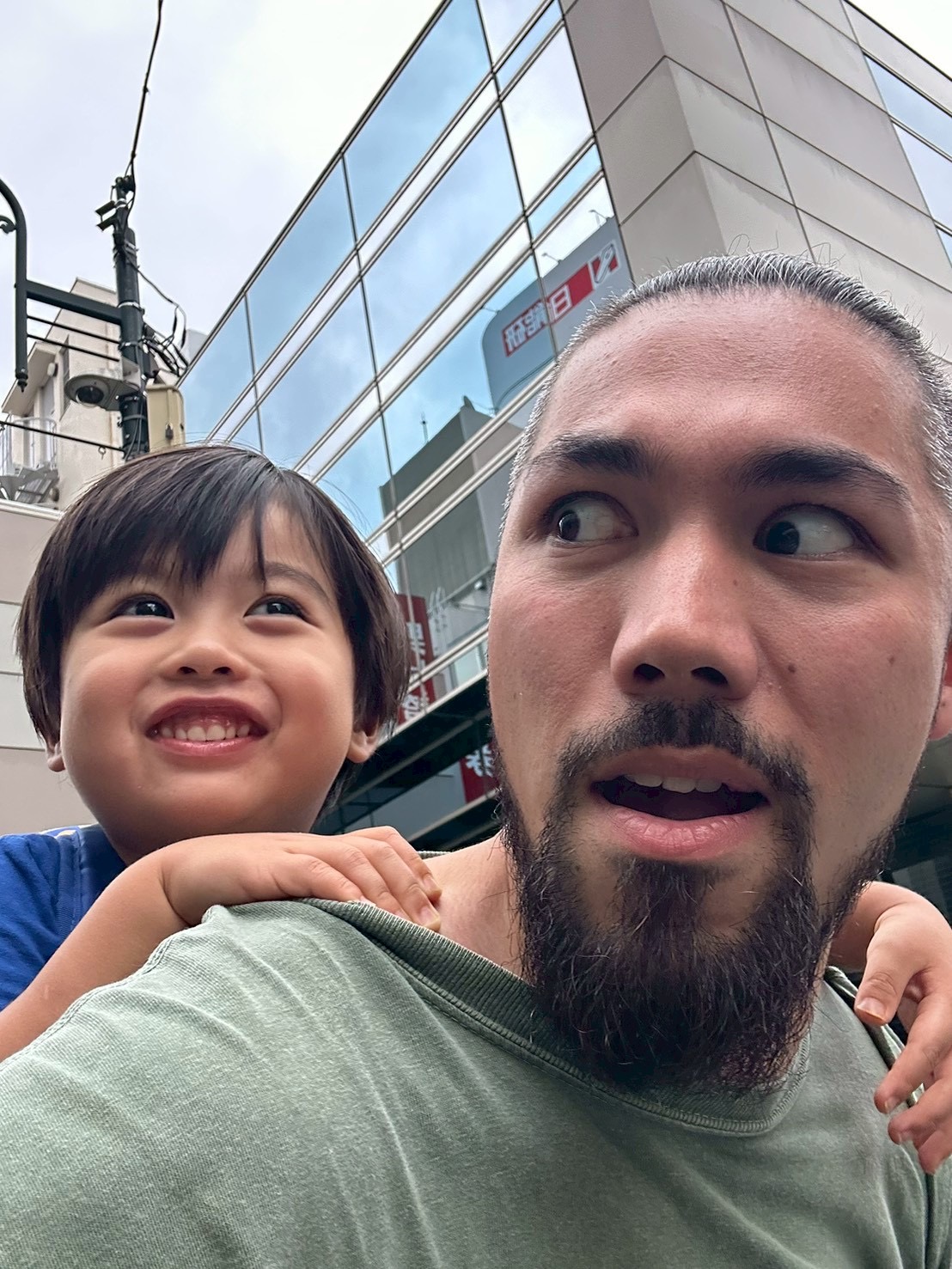 肩車をして街を歩くシェルミン先生と子ども
