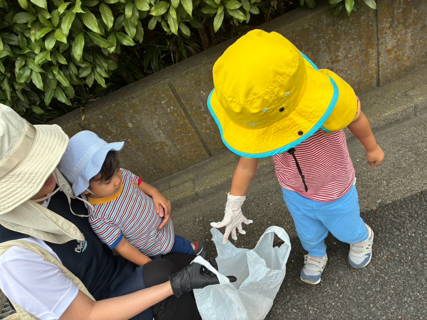 活動を終えて子どもたちと一緒にゴミ袋をまとめている様子