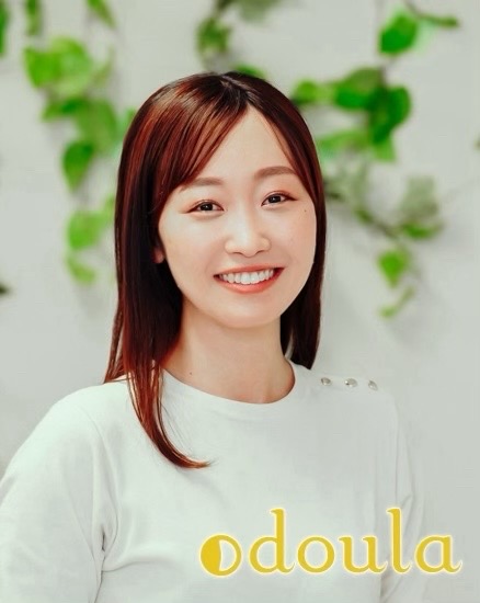 笑顔でこちらを見る産後ドゥーラ 熊倉聡子