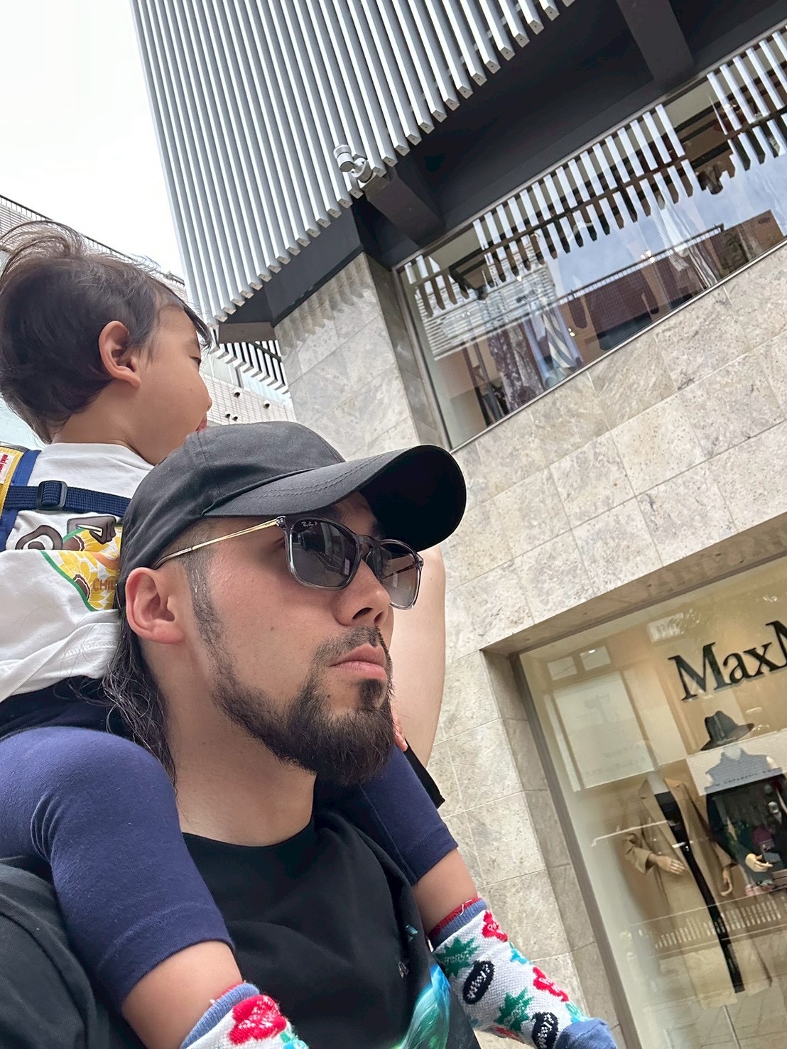 街をお散歩するシェルミン先生と子ども