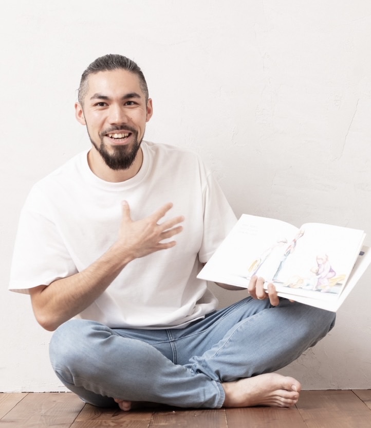シェルミン先生。子どもと同じ目線で積み木で遊ぶ、優しい雰囲気の保育士。