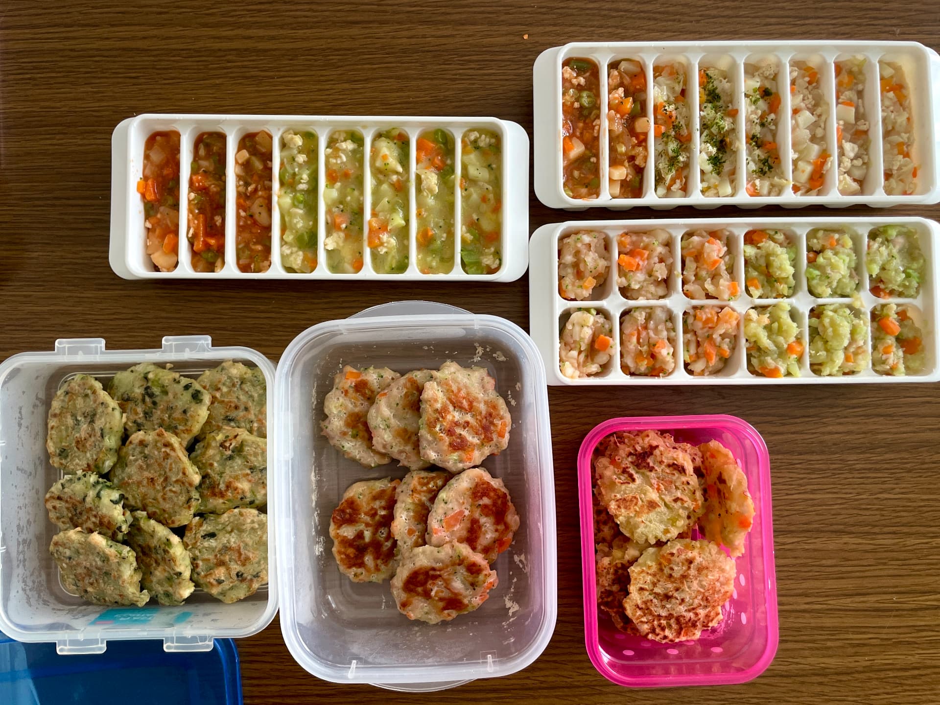 製氷皿に小分けした離乳食ストックと手づかみ食べ用のおやき